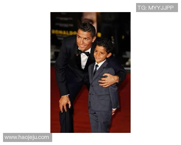 足球明星C罗儿子成长瞬间精彩照片分享与家庭生活点滴回顾